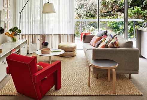 Neutral, flat-weave rugs are great bases for a living room. (by Arent & Pyke) 