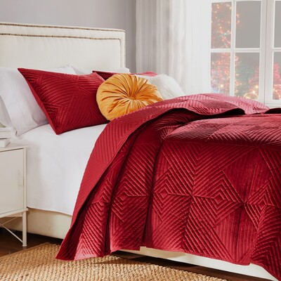 Greenland Home Fashions Riviera Velvet Red Quilt Set 2-Piece Twin/XL 68x88 + 20x26, 636047442802, GL-2305RMST
